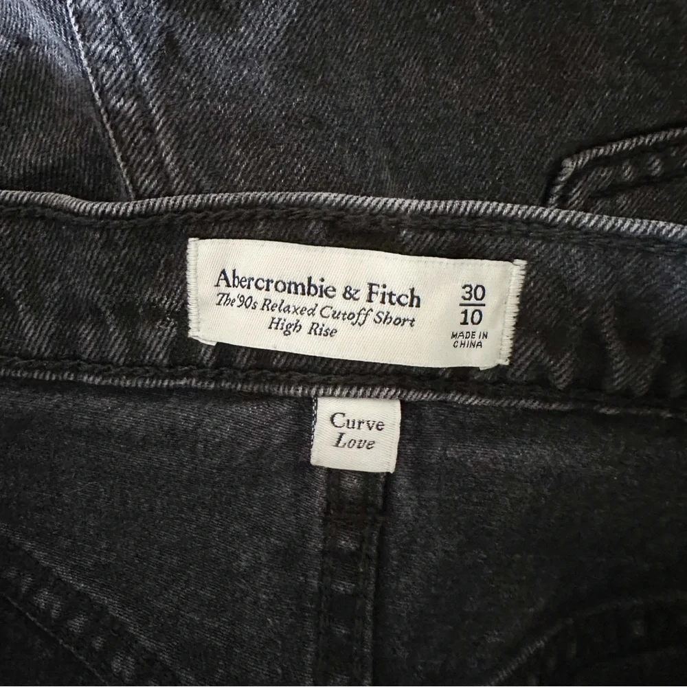 Abercrombie & Fitch 90s High Rise Cutoff Denim Shorts Black Curve Love Size 30 - Picture 6 of 7